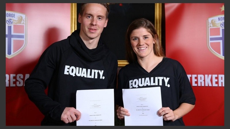 Stefan Johansen y Maren Mjelde, capitanes de sus equipos, firmaron el acuerdo de igualdad salarial en Noruega. 