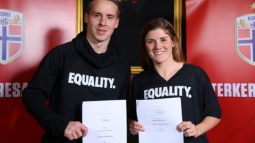 Stefan Johansen y Maren Mjelde, capitanes de sus equipos, firmaron el acuerdo de igualdad salarial en Noruega.