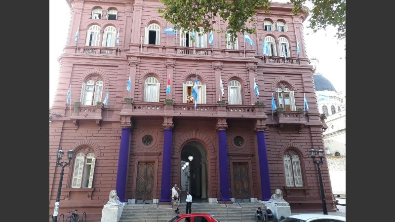 Violeta sobre el rosa característico del palacio municipal. 