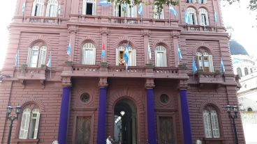 Violeta sobre el rosa característico del palacio municipal.