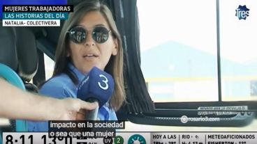 Una de las trabajadoras entrevistada conduce un colectivo.