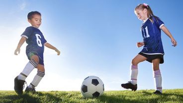 El deporte favorece la cooperación y estimula las relaciones interpersonales.