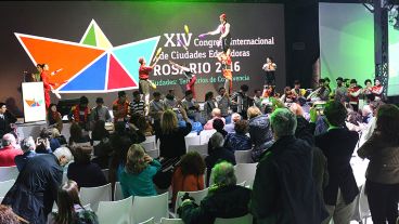 La Municipalidad asumirá la cobertura de todos los gastos: alojamiento, comidas, pasajes aéreos, seguro de salud.