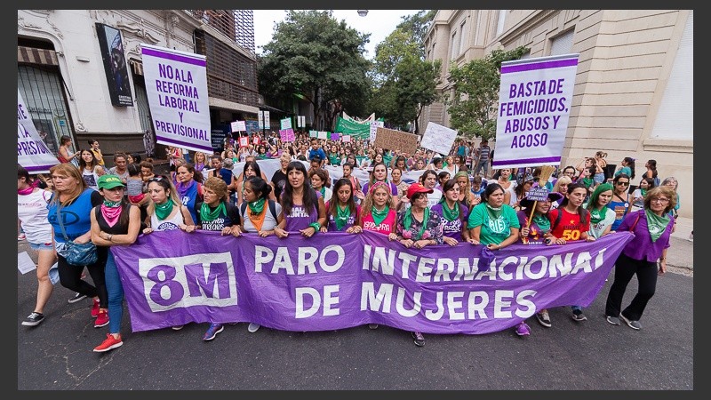 Una multitud participó de la marcha este 8 de marzo en Rosario.