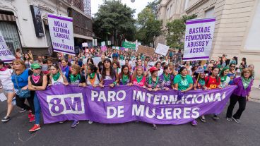 Una multitud participó de la marcha este 8 de marzo en Rosario.