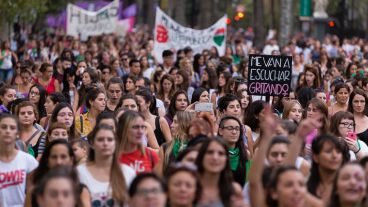 Miles de personas marcharon en el Día Internacional de la Mujer.