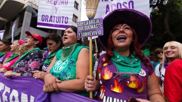 Miles de personas marcharon en el Día Internacional de la Mujer.