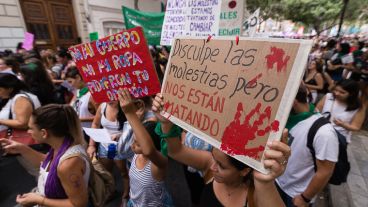 Miles de personas marcharon en el Día Internacional de la Mujer.