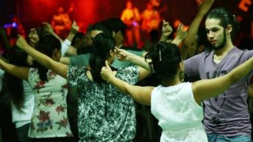 Postal de una de las últimas noches de folclore en el centro cultural Parque Alem.