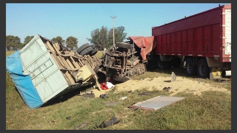 Uno de los camiones volcó tras el choque frontal en la ruta 34.