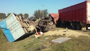 Uno de los camiones volcó tras el choque frontal en la ruta 34.