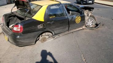Así quedó el taxi tras el choque final.