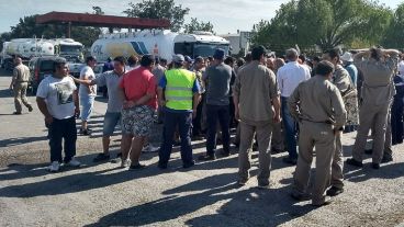 Trabajadores de Oil se manifestaron frente a la empresa.