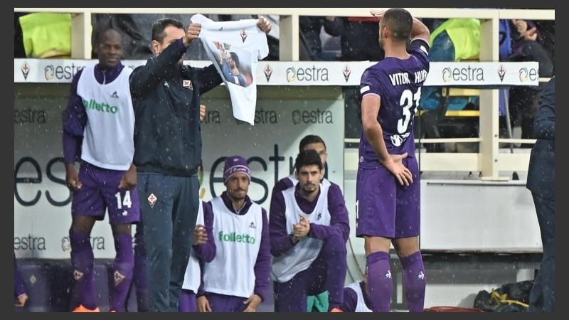 Fotón: Vítor Hugo, nuevo capitán de la Fiorentina, rindiéndole homenaje a su capitán, Davide Astori, tras convertir ante el Benevento.