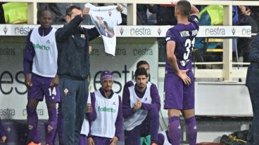 Fotón: Vítor Hugo, nuevo capitán de la Fiorentina, rindiéndole homenaje a su capitán, Davide Astori, tras convertir ante el Benevento.