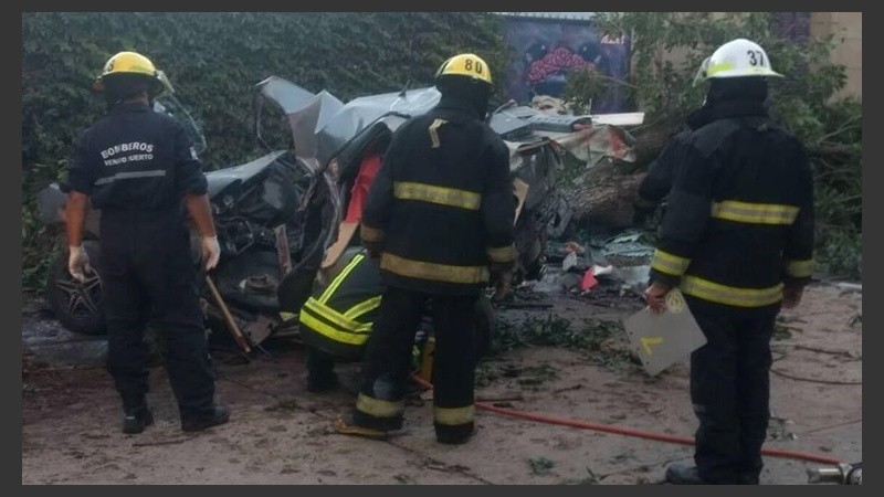 Los jóvenes chocaron contra un árbol y fallecieron.