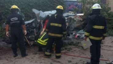 Los jóvenes chocaron contra un árbol y fallecieron.