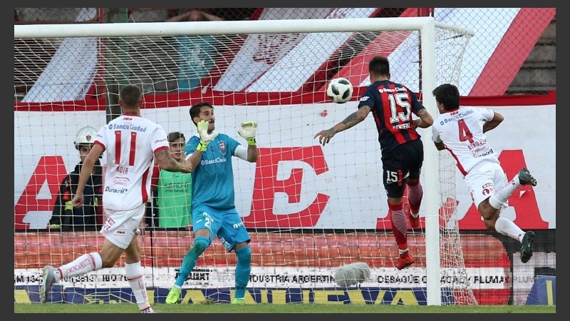 Reniero cabecea un centro y pone la igualdad en el Palacio Ducó.