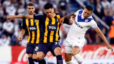 Parot, que marcó su primer gol con el Canalla, forcejea con Zárate.