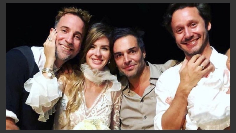 Ramo, vestido blanco y alianza. La foto que circuló en las redes. 