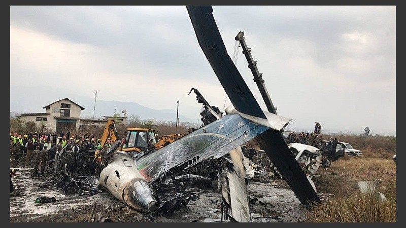 El avión derrapó cuando aterrizaba y se prendió fuego. 