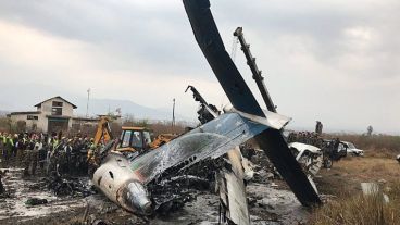El avión derrapó cuando aterrizaba y se prendió fuego.
