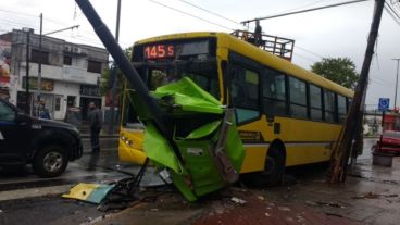 El colectivo de la línea 145 terminó chocando un mobiliario urbano.