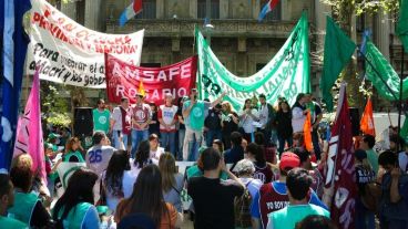 Docentes y estatales rechazan la oferta salarial del gobierno.