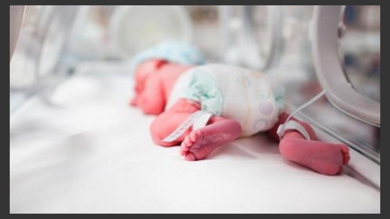 ¿Sacar a los bebés del vientre y ponerlos en incubadoras para evitar abortos?