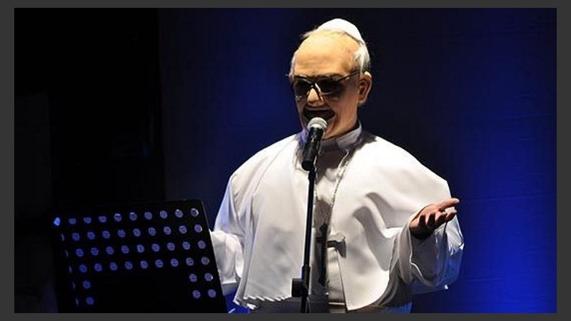 Ariel Tarico en su desopilante interpretación del Papa Francisco. 