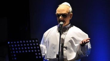 Ariel Tarico en su desopilante interpretación del Papa Francisco.