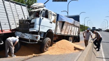 El segundo vehículo quedó incrustado en el acoplado del primero.