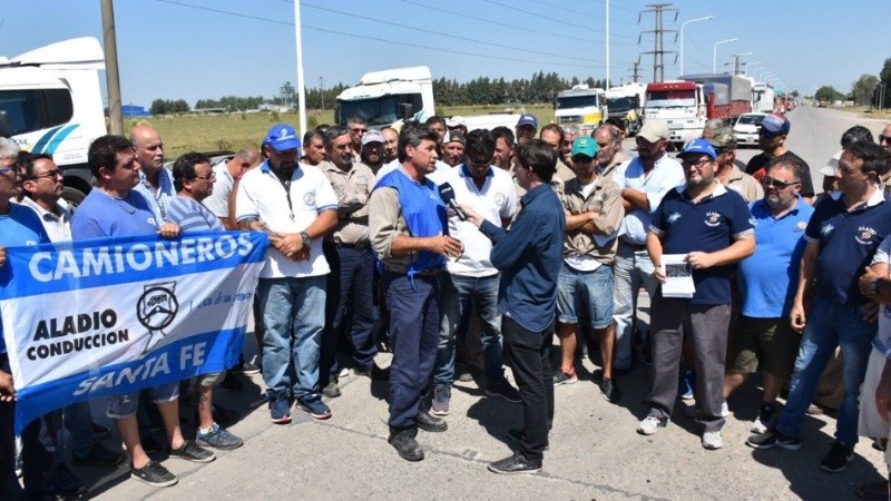 Camioneros ya realizaron varias protestas frente a Refinería San Lorenzo. 