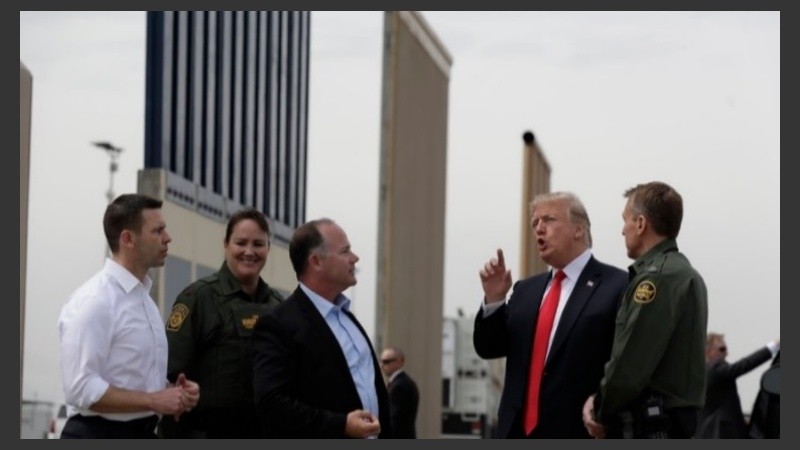 Los ocho prototipos de muro fueron exhibidos ante el presidente.