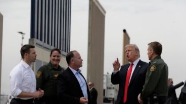 Los ocho prototipos de muro fueron exhibidos ante el presidente.