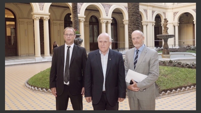 El gobernador y los funcionarios santafesinos tras la reunión.