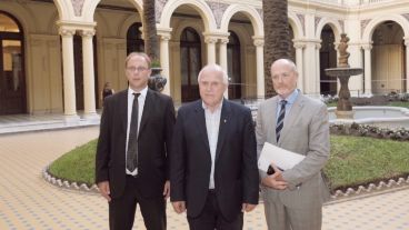 El gobernador y los funcionarios santafesinos tras la reunión.