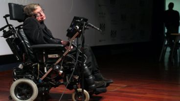 Hawking participa en una conferencia sobre los agujeros negros en el Museo de Ciencias de Bloomfield, en Jerusalén.