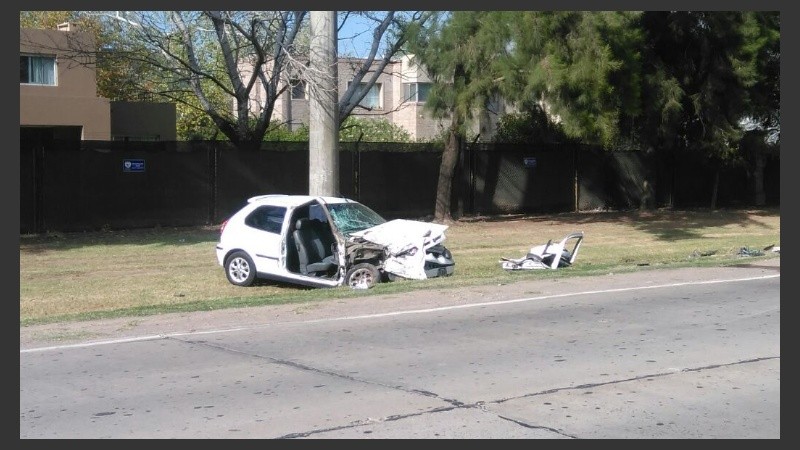 Así quedó el vehículo donde iba un hombre, una mujer embarazada y una nena.
