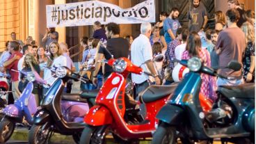 Pasadas las 20, se dieron 13 vueltas a la plaza 25 de Mayo.