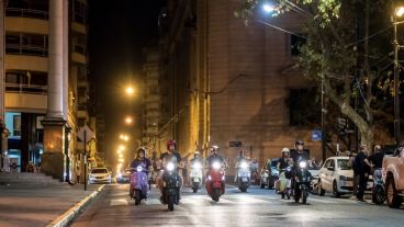 Pasadas las 20, se dieron 13 vueltas a la plaza 25 de Mayo.