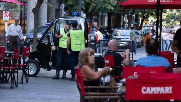 La policía custodiando las peatonales este miércoles.