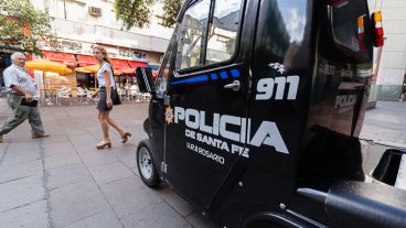 La policía custodiando las peatonales.