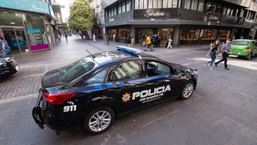 Presencia policia a lo largo de toda peatonal Córdoba y San Martín.