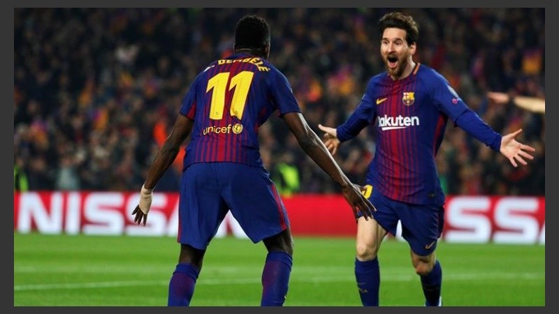 Messi, rumbo al abrazo de gol con Dembélé.