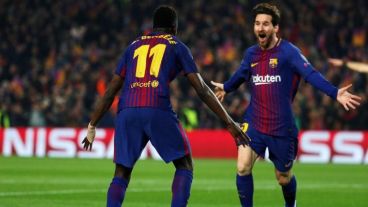 Messi, rumbo al abrazo de gol con Dembélé.
