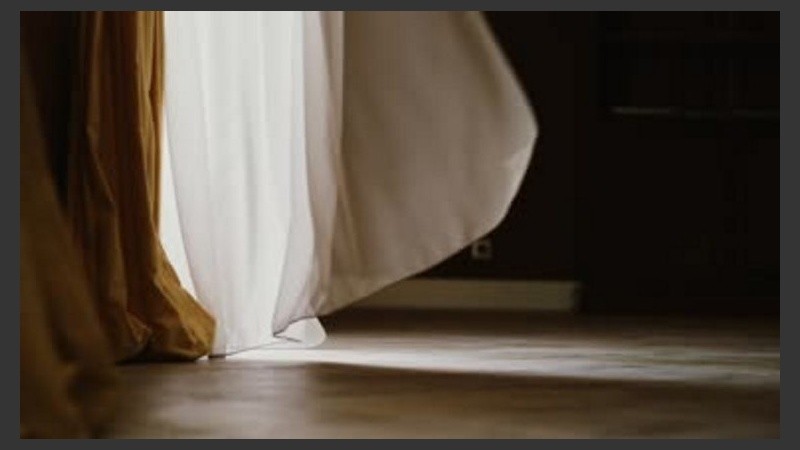 A abrir las ventanas para que se refresque la casa. 