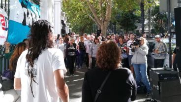 El acto frente a los Tribunales de Oroño al 900.
