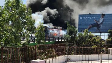 Así se prendía fuego el colectivo en el Viaducto.