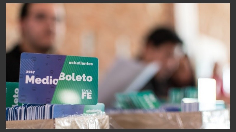 La credencial del medio boleto provincial.